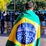Protestar com a bandeira nacional enrolada ao corpo não protege ninguém