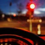 Avançar sinal vermelho na madrugada gera multa?