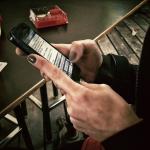 Funcionário no celular após o expediente, aproveitando a internet da empresa, pode receber hora extra?