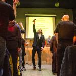 Culto ateu em Londres tem música pop, sacolinha e comunhão com biscoito