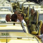 O cartel dos taxistas contra os aplicativos para carona