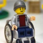 Lego lança primeiro boneco em cadeira de rodas