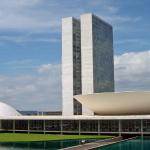 Um Senador que se licencia do mandato para investir-se no cargo de Ministro de Estado perde a prerrogativa de foro em matéria penal?
