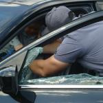 Mãe que deixou filho de dois anos trancado dentro de carro é condenada criminalmente