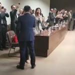 Advogado ajoelha-se e pede namorada em casamento em evento da OAB; veja vídeo