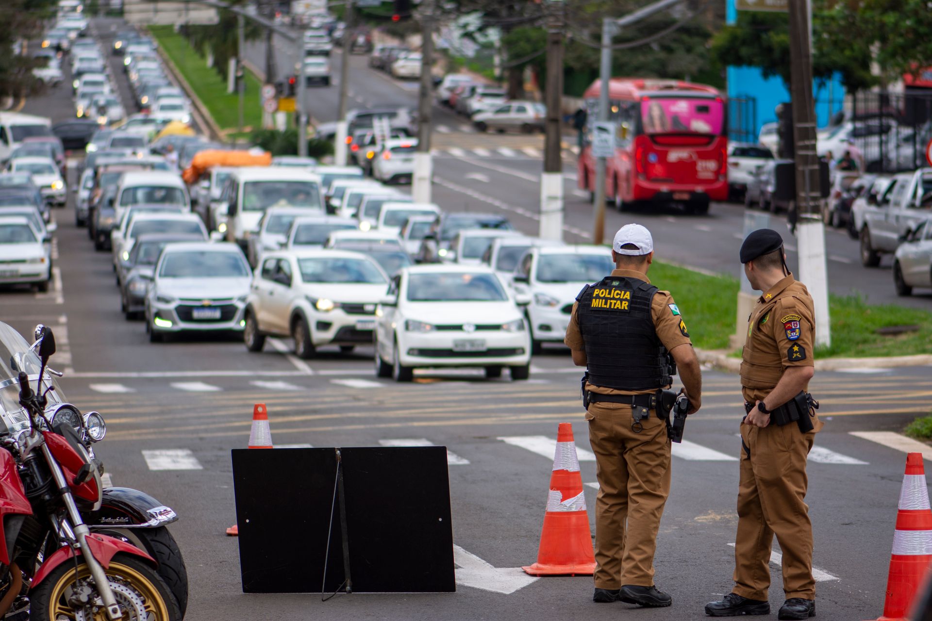 Dois policiais militares fazem blitz que visam, al&eacute;m de coibir crimes, evitar o descumprimento de medida protetiva.