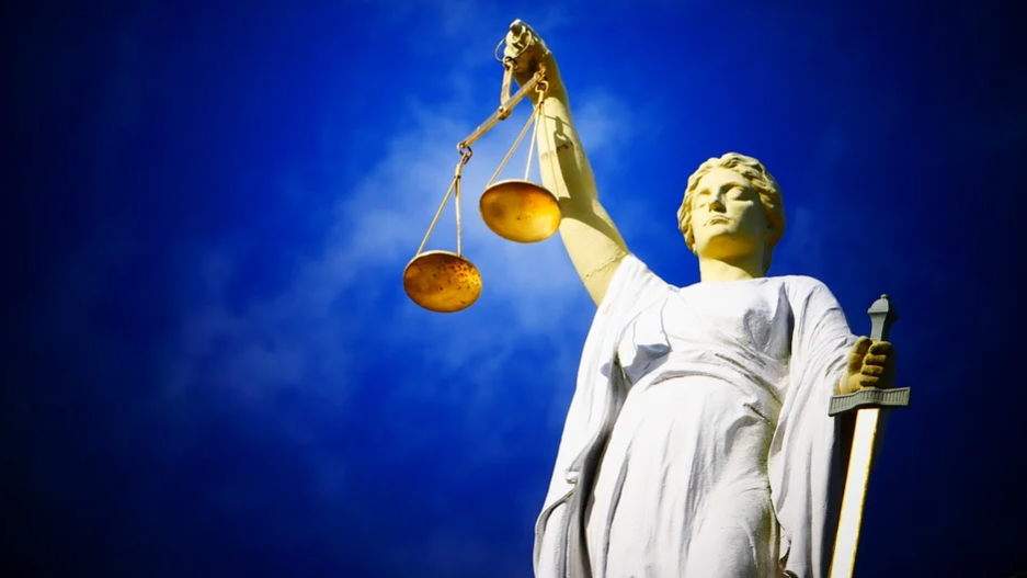 O Juiz E Os Auxiliares Da Justiça De Uma Localidade