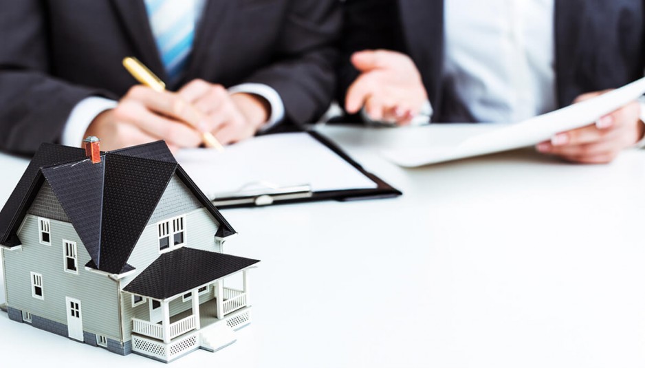 O imóvel responde pelas dívidas de quem possui o seu registro o proprietário