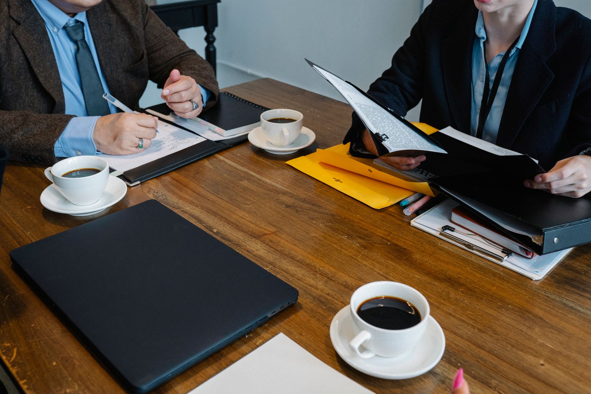 Acusado de recepta&ccedil;&atilde;o sentado &agrave; mesa com advogado para discutir teses de defesa.