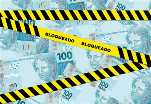 Juiz bloqueia 10% de conta corrente e passaporte de devedora