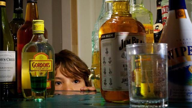 Fornecer gratuitamente bebida alco&oacute;lica para crian&ccedil;a e adolescente &eacute; crime?